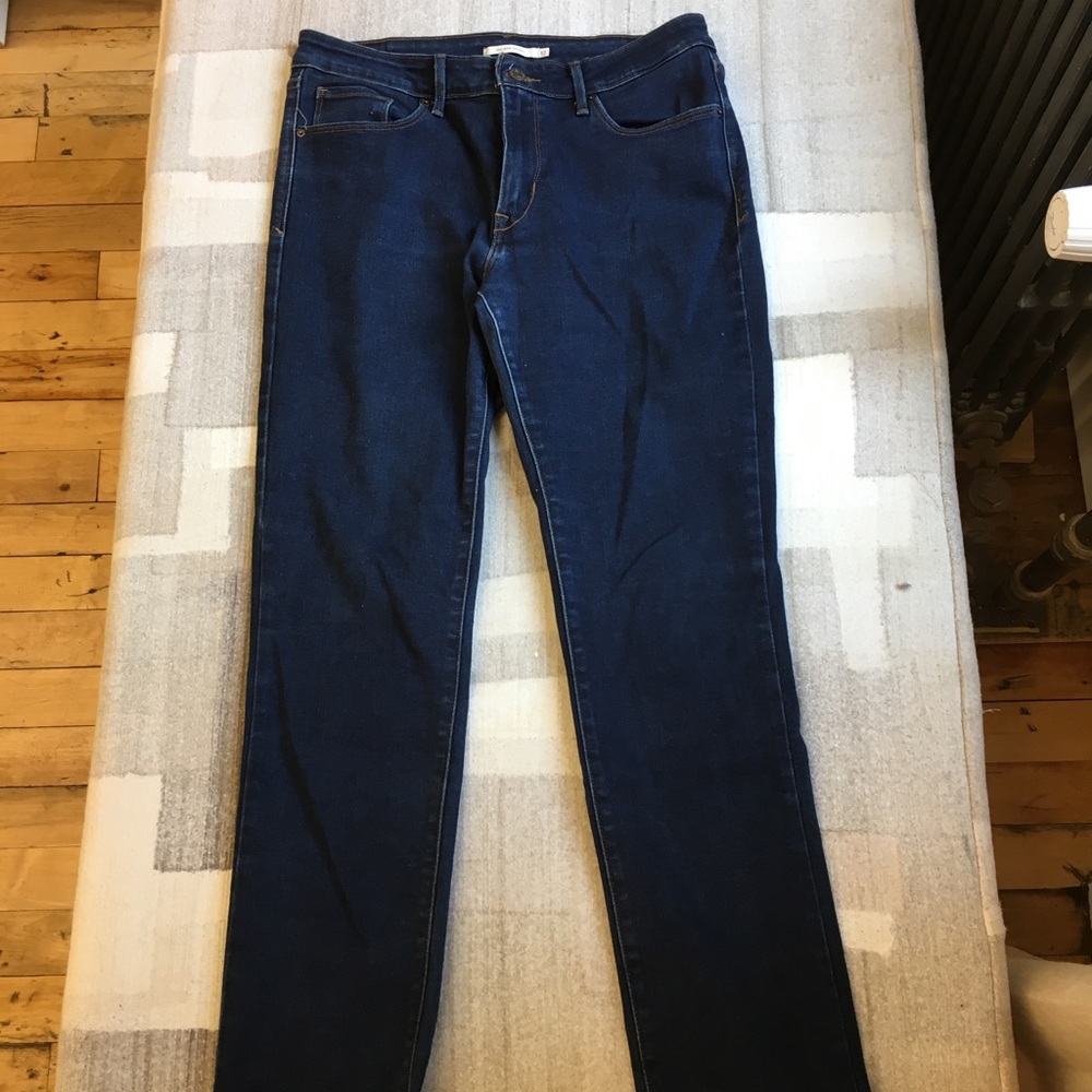 Levis Mid-Rise Skinny Jeans